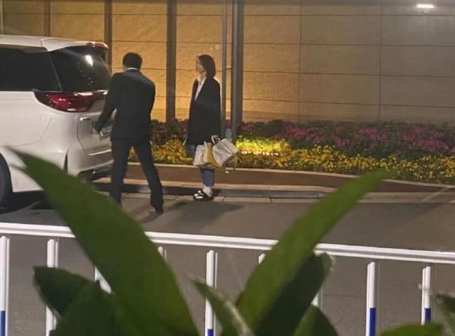 超亲切！高圆圆苏州拍戏被偶遇 夸路人宝宝好可爱