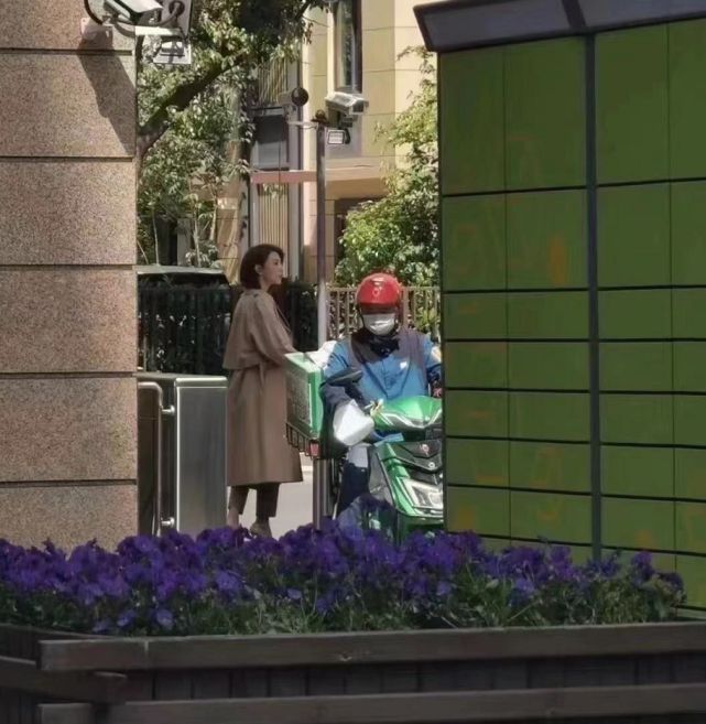 超亲切！高圆圆苏州拍戏被偶遇 夸路人宝宝好可爱