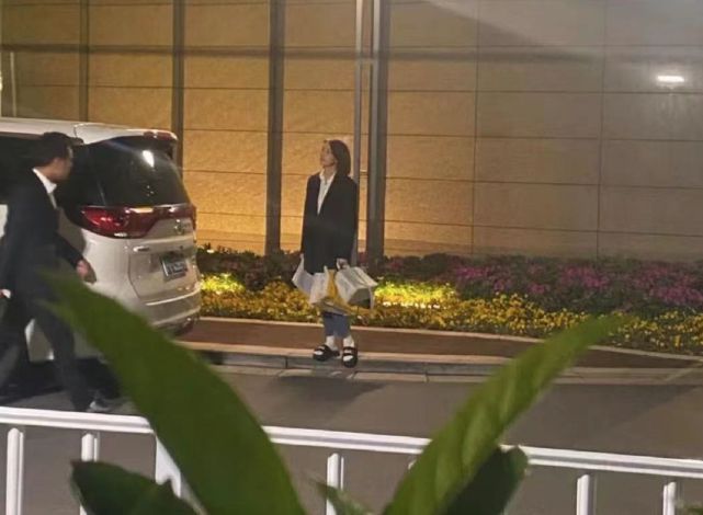 超亲切！高圆圆苏州拍戏被偶遇 夸路人宝宝好可爱
