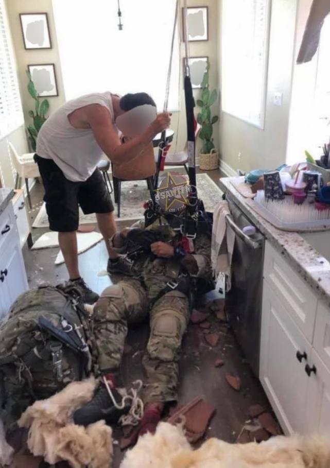 英国伞兵在美国参加跳伞训练时出意外