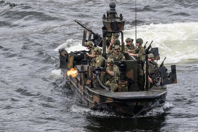 美海军女兵通过选拔训练 加入特种作战快艇部队