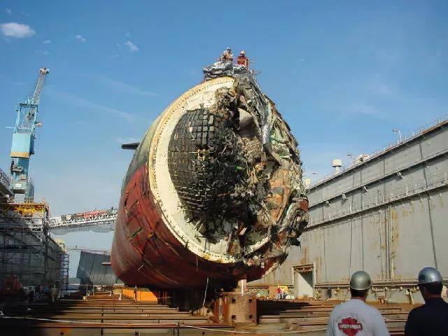 舰艏几乎被撞烂的“旧金山”号核潜艇