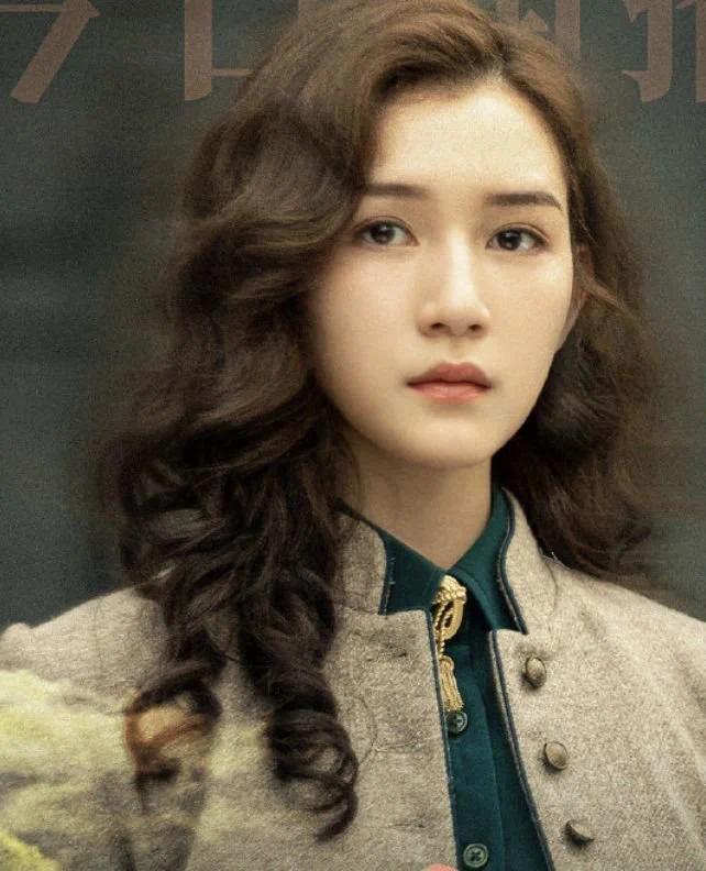 陈思诚搂着23岁女友逛街吃家乡菜 女生频频撒娇
