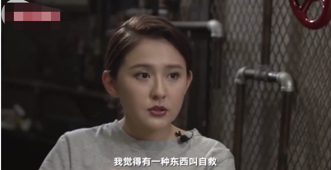 35岁热依扎红毯惊艳众人 穿露脐装大秀马甲线