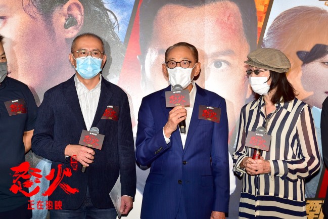 《怒火·重案》中国香港首映 谢贤狄波拉同框观影