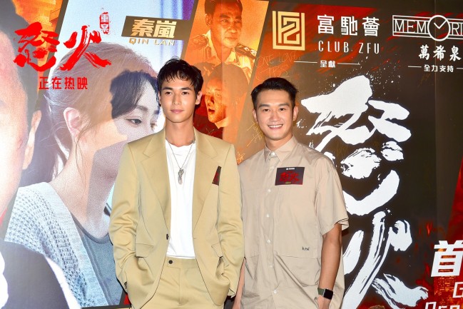 《怒火·重案》中国香港首映 谢贤狄波拉同框观影