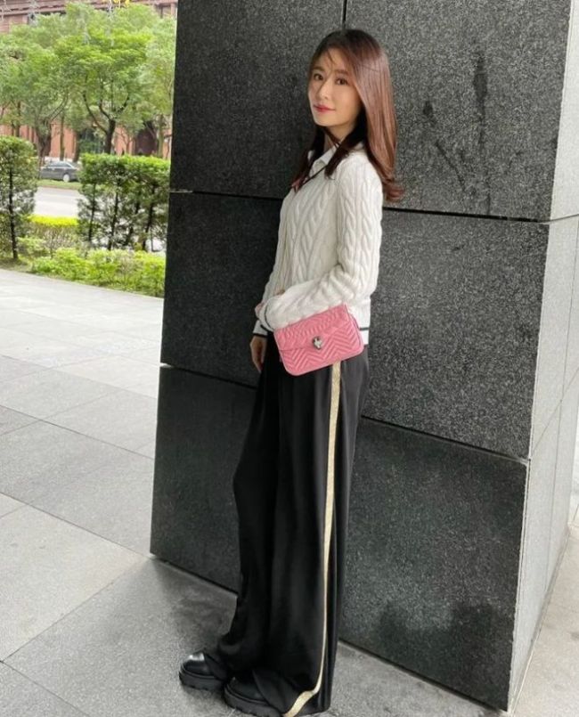 林心如霍建华一起庆祝圣诞 穿同色系衣服甜蜜十足