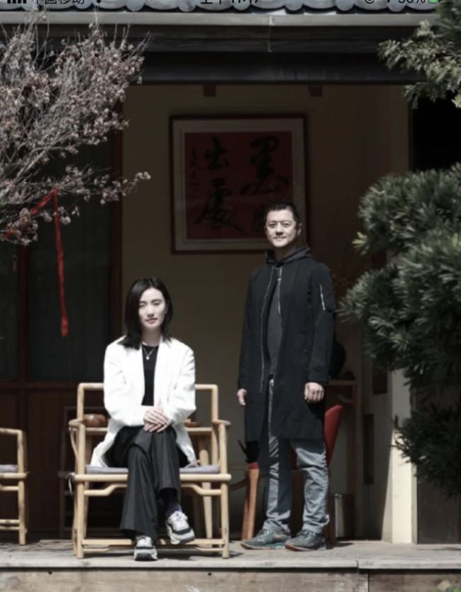 又合体！李亚鹏与女友拍写真疑宣传自家酒店