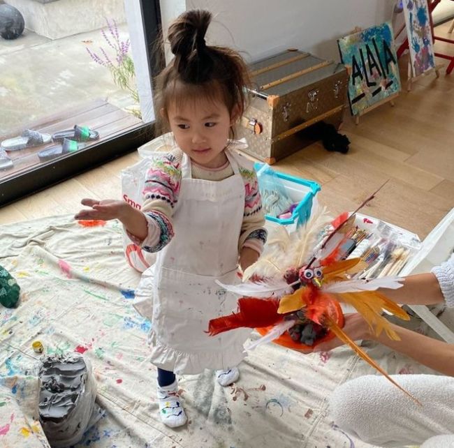 陈冠希晒图为女儿庆生 Alaia被P在雪宝旁可爱俏皮
