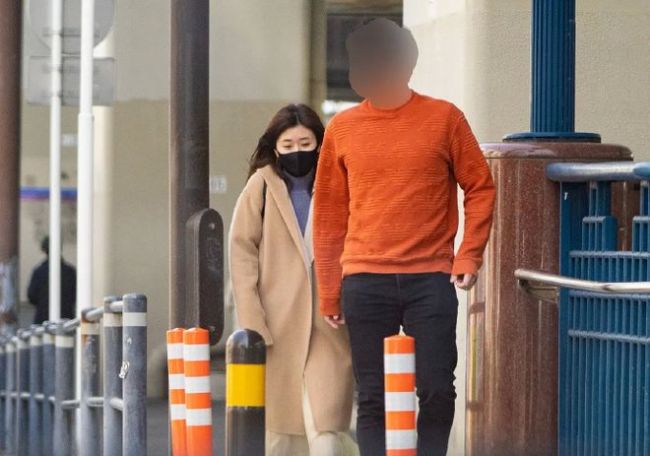 台媒到江宏杰家求证 江妈妈抱孙子露面不愿受访