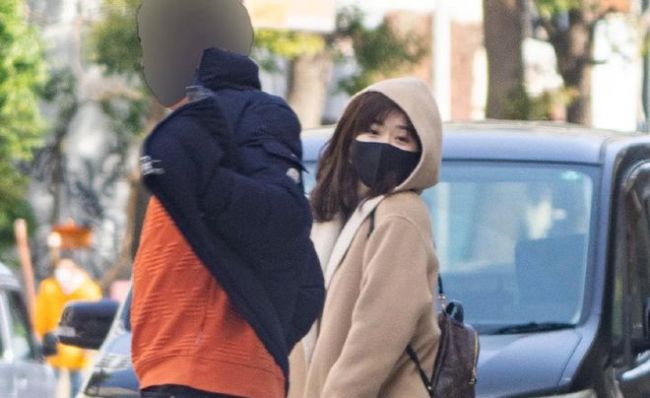 台媒到江宏杰家求证 江妈妈抱孙子露面不愿受访