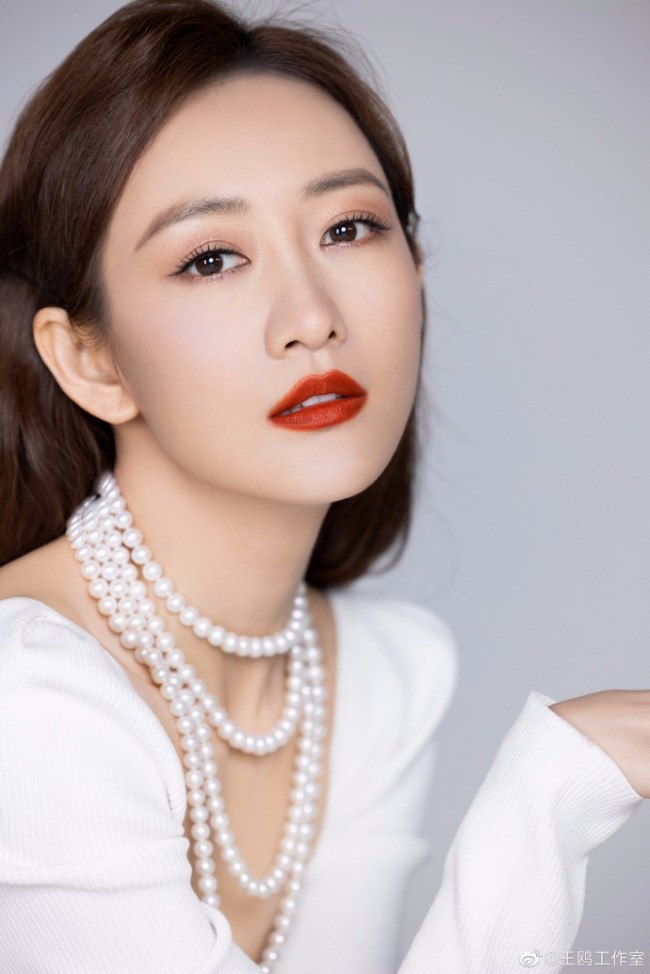 王鸥涂红唇穿白衣散发女人味 性感优雅