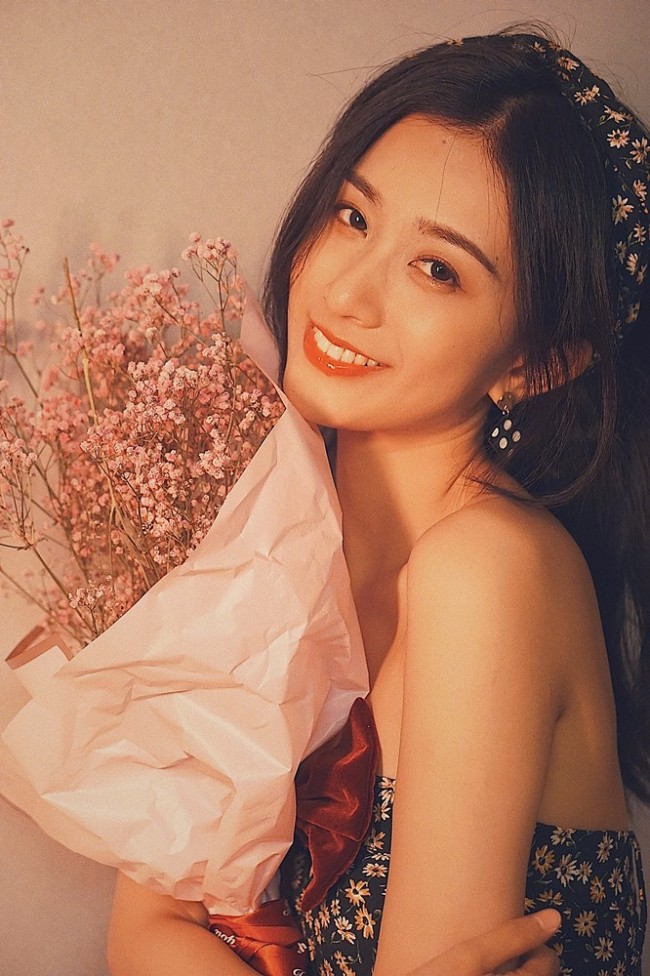 嘉泽氛围感写真释出 复古碎花套装颇有港风韵味