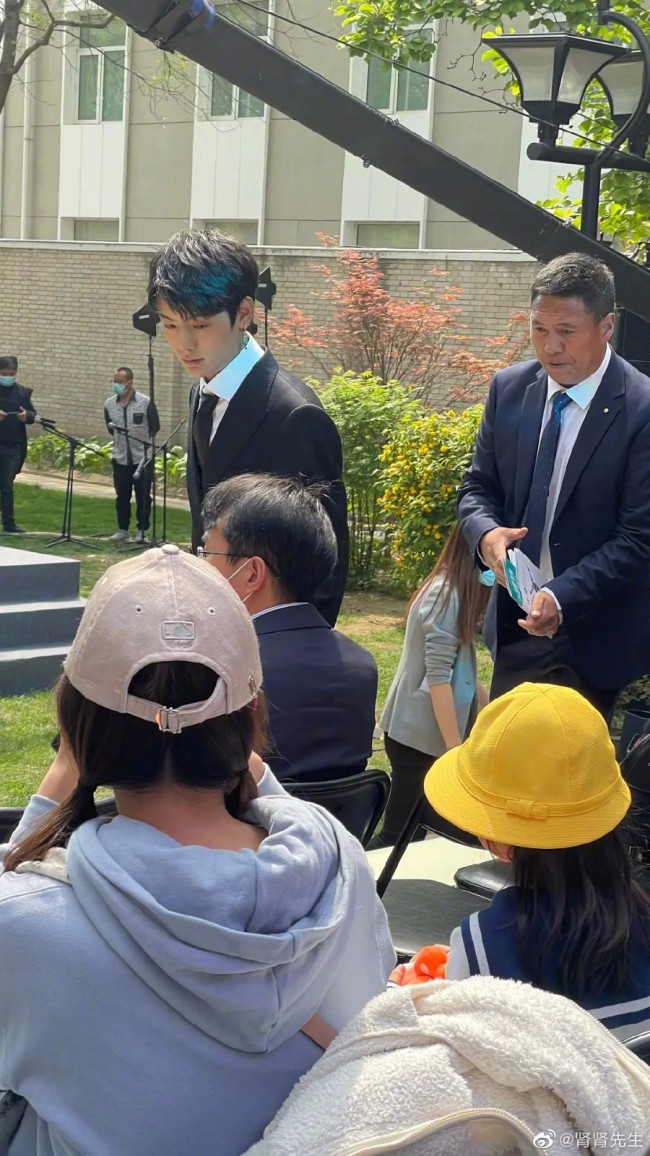 登国际舞台！丁真大场合发言不怯场 普通话进步大