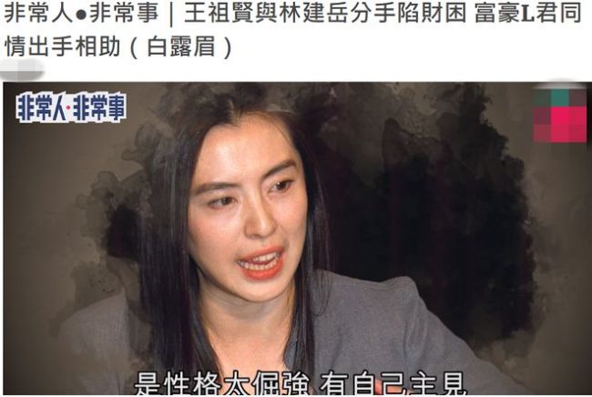 54岁王祖贤现身温哥华街头 穿短裙遛狗秀美腿