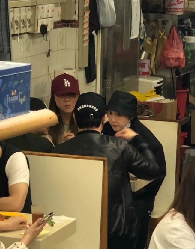 潘玮柏携小13岁娇妻餐厅吃饭 宣云全程甜蜜盯老公