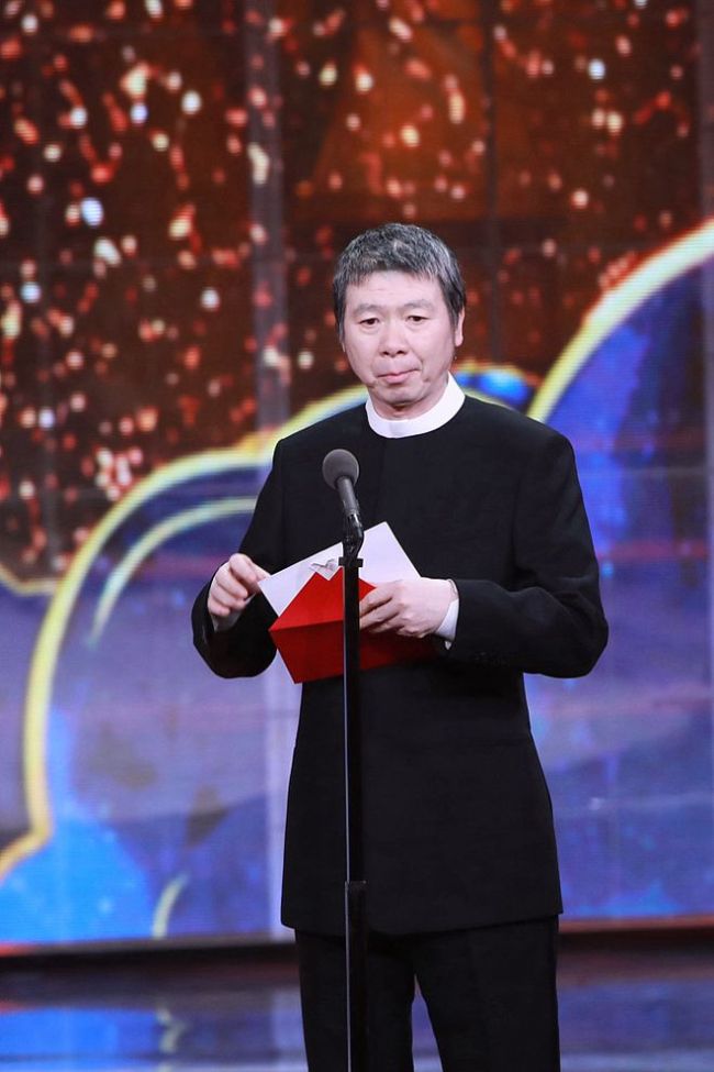 对赌失败后冯小刚与陈冲聚会 抽烟聊天状态悠闲