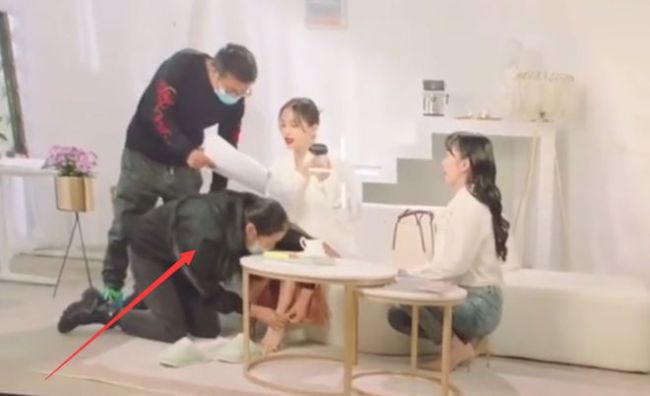 好大架子！王子文拍广告 女助理趴下跪着为她穿鞋