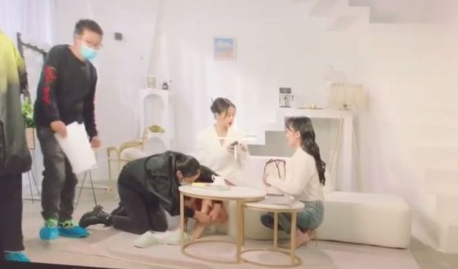 好大架子！王子文拍广告 女助理趴下跪着为她穿鞋
