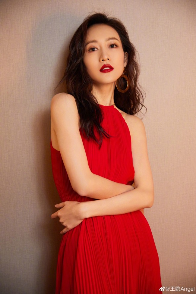 王鸥挂脖式吊带长裙写真 凸显御姐性感与甜美