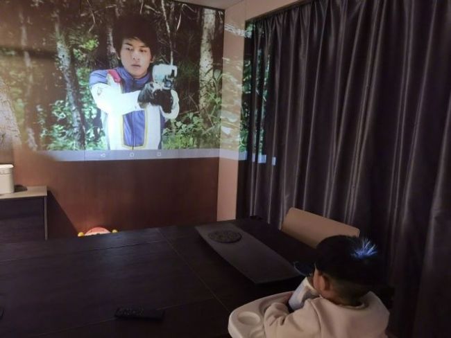 李佳航给儿子看自己演的动画片 李晟晒父子凝视图
