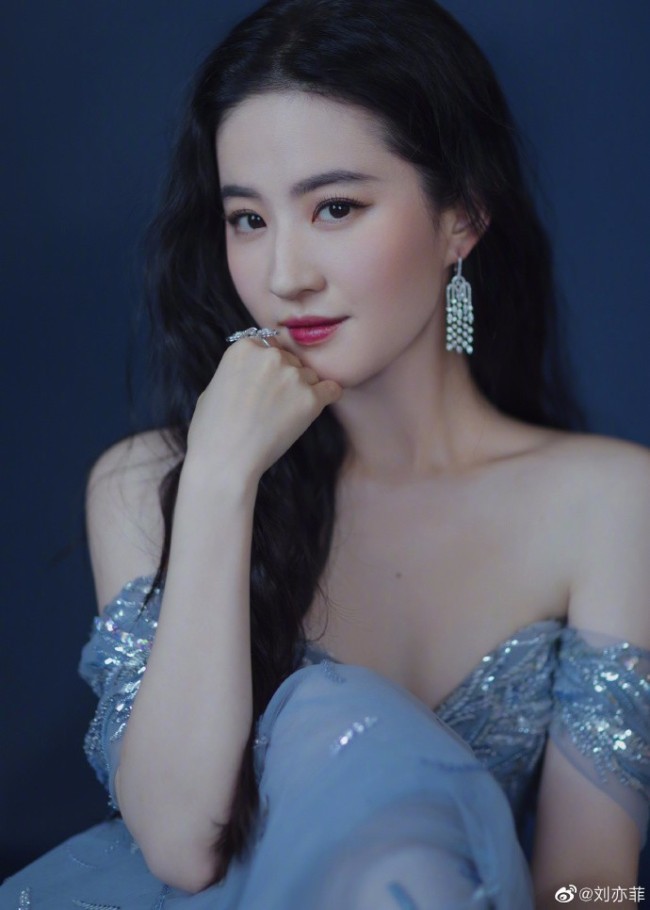 深海美人鱼！刘亦菲蓝色纱裙梦幻优雅