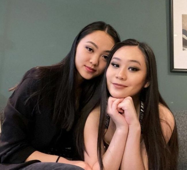 李连杰小女儿晒照庆生 两姐妹五官神似利智