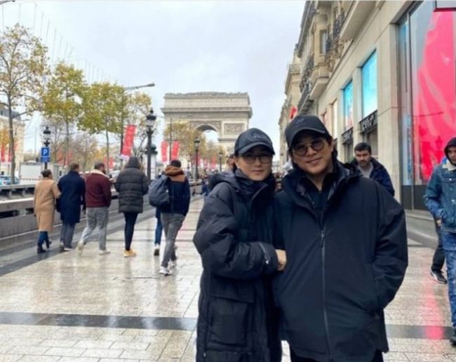 李连杰小女儿晒照庆生 两姐妹五官神似利智