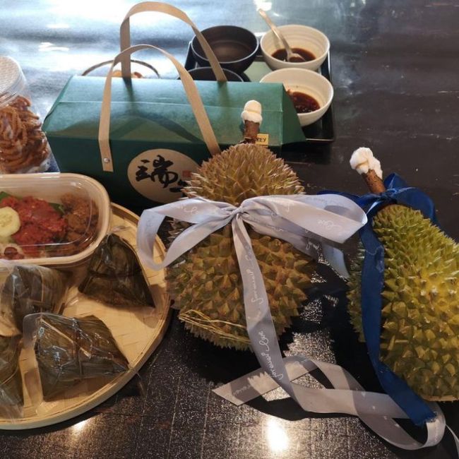 梁洛施提前庆33岁生日约闺蜜同聚 富豪男友未露面