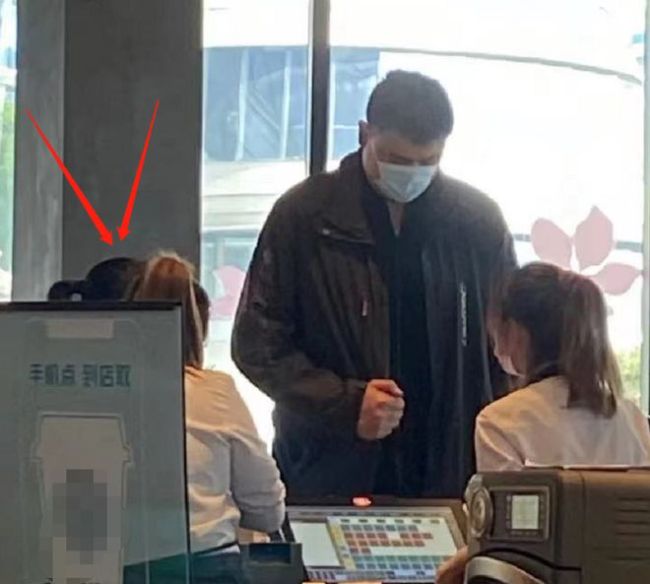 姚明一家外出被偶遇 10岁女儿身高到爸爸胸部