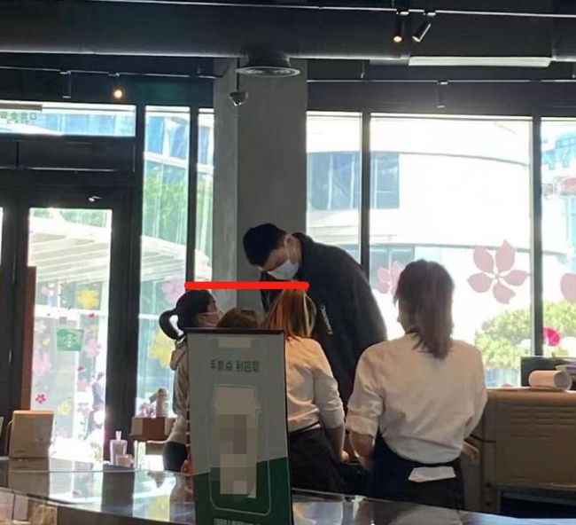 姚明一家外出被偶遇 10岁女儿身高到爸爸胸部