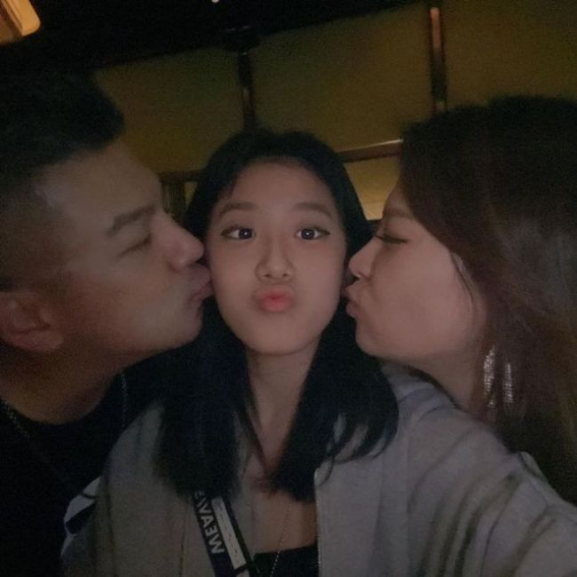 贾静雯长女庆生 继母罕出镜与孙志浩同时亲吻女儿