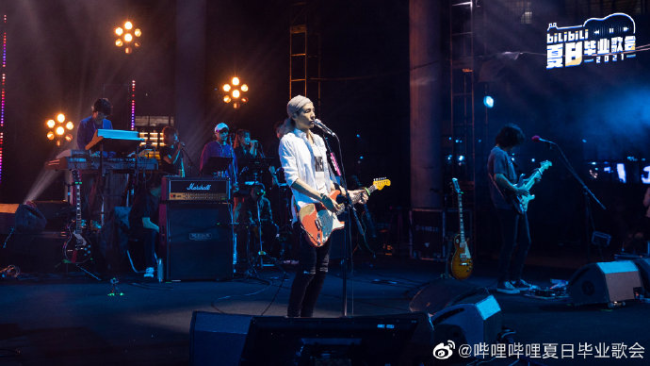 夏日毕业歌会朴树压轴 王源朴树用歌声寄语毕业生