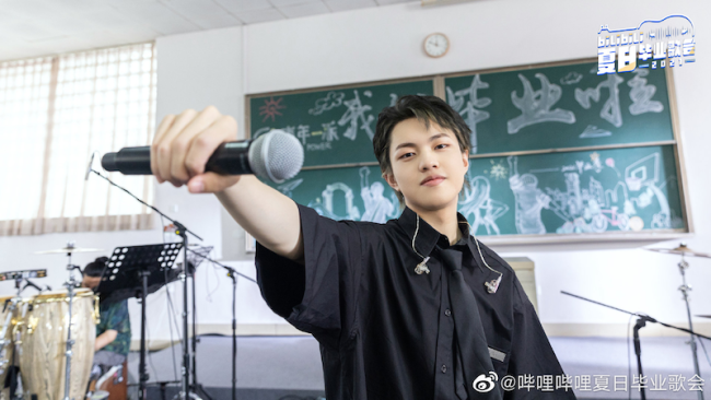 夏日毕业歌会朴树压轴 王源朴树用歌声寄语毕业生