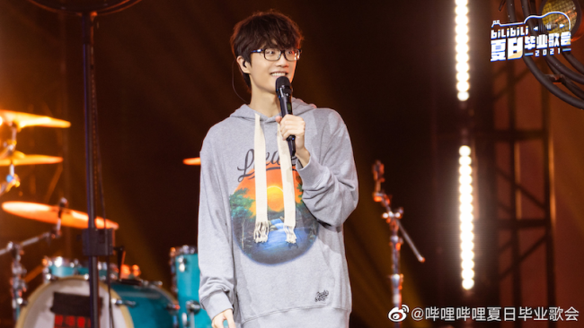 夏日毕业歌会朴树压轴 王源朴树用歌声寄语毕业生