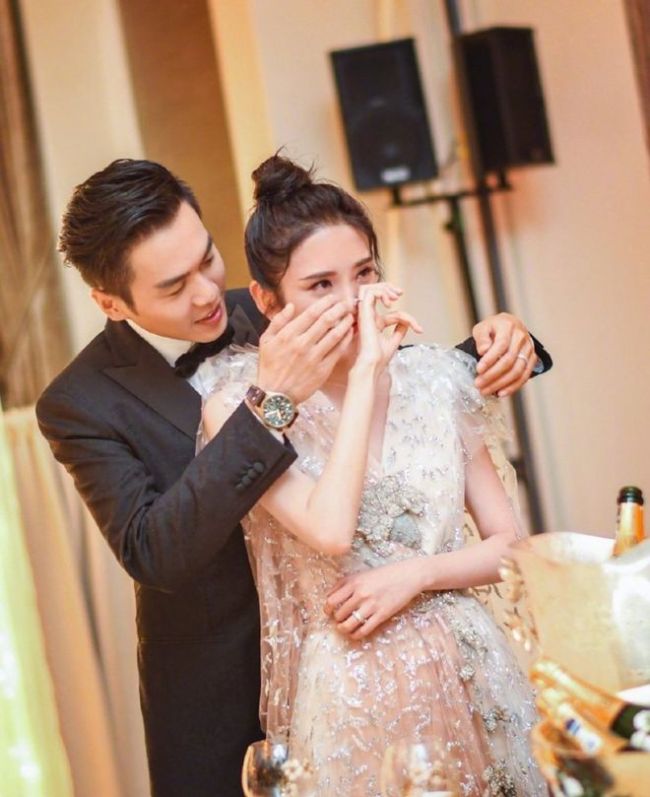 张若昀唐艺昕低调庆结婚两周年 美食配红酒超浪漫