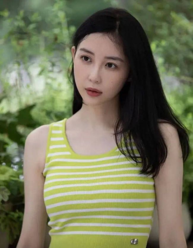 潘玮柏老婆婚后首晒写真 穿条纹吊带大秀火辣身材