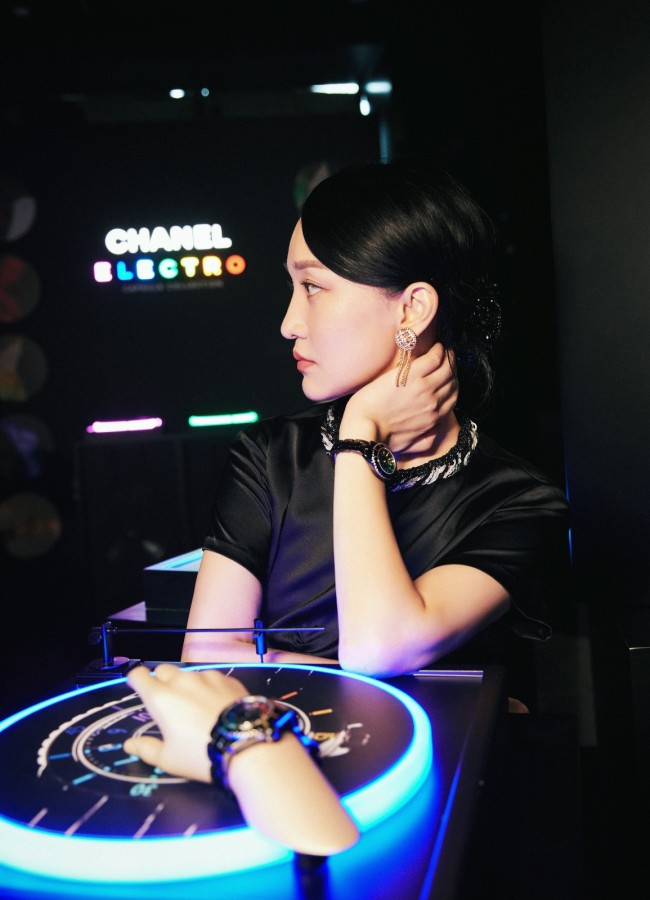 周迅亮相电音派对 黑夜霓虹碰撞呈现极致视觉冲击
