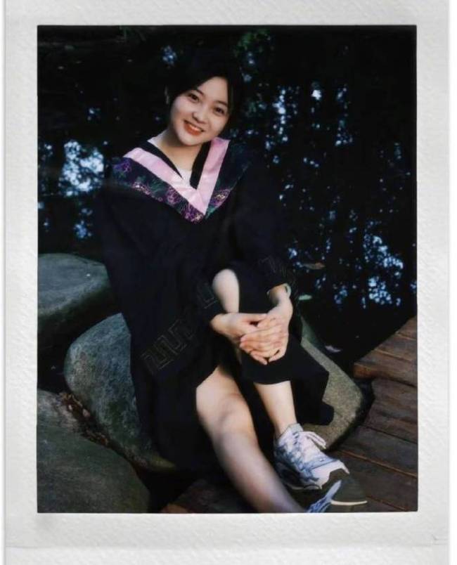 林妙可穿学士服拍毕业照 歪头甜笑清纯可爱