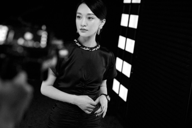 周迅亮相电音派对 黑夜霓虹碰撞呈现极致视觉冲击