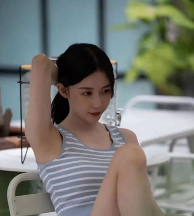 潘玮柏老婆婚后首晒写真 穿条纹吊带大秀火辣身材