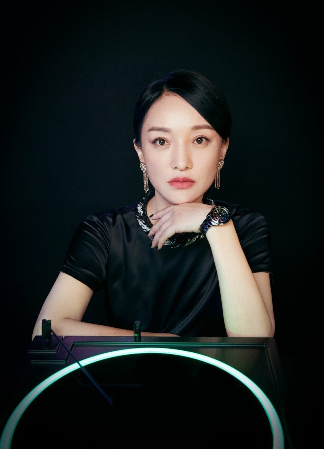 周迅亮相电音派对 黑夜霓虹碰撞呈现极致视觉冲击