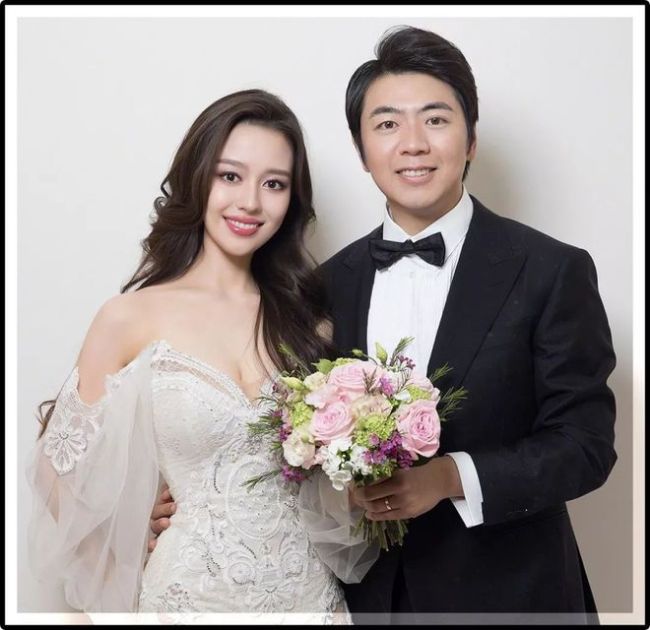 郎朗夫妇被偶遇 吉娜紧搂老公脖子化身&quot;人形挂件&quot;