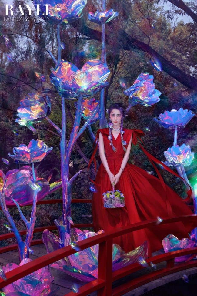 迪丽热巴拍氛围感大片 雀斑妆配小辫很梦幻