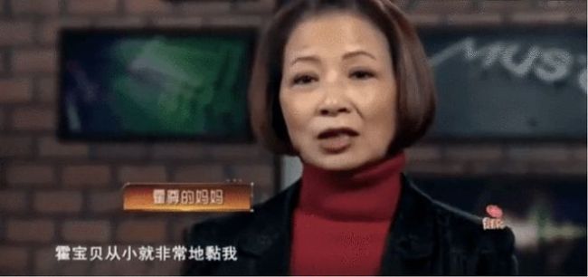 不懂了！霍尊和妈妈互喂食物脸趴在大腿上太亲密