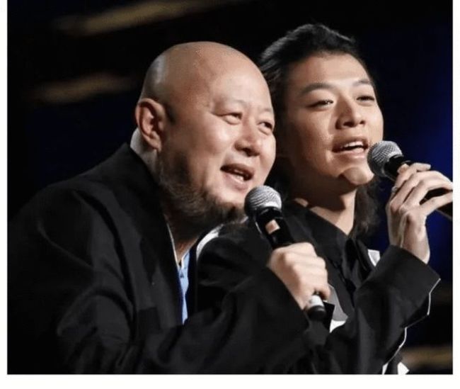 不懂了！霍尊和妈妈互喂食物脸趴在大腿上太亲密