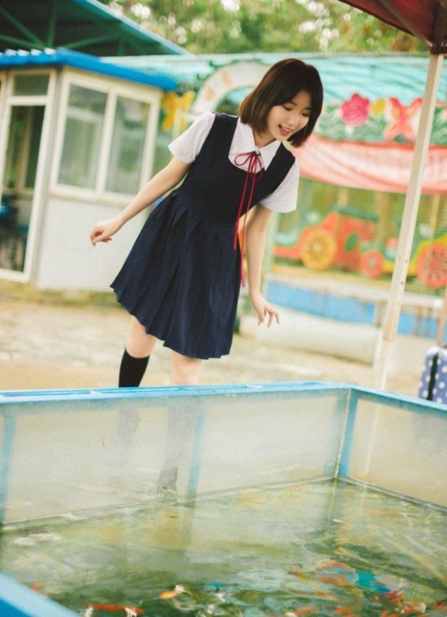 毛晓彤游乐园写真童趣满满 坐旋转木马笑容灿烂