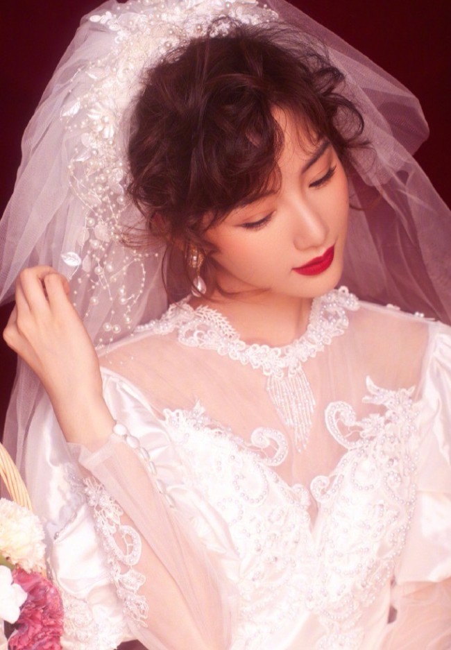 毛晓彤复古婚纱照美艳动人 两套造型各有风韵