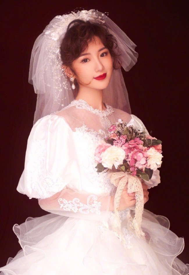 毛晓彤复古婚纱照美艳动人 两套造型各有风韵
