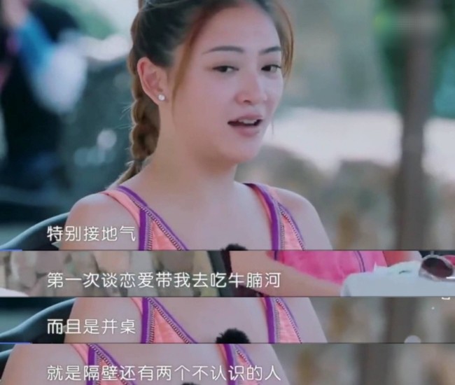 54岁陈小春吃饭被偶遇，饭店人均仅十多块钱，打扮朴素接地气
